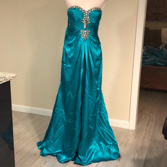 Satin gathered bodice with train - Picture 11 of 15